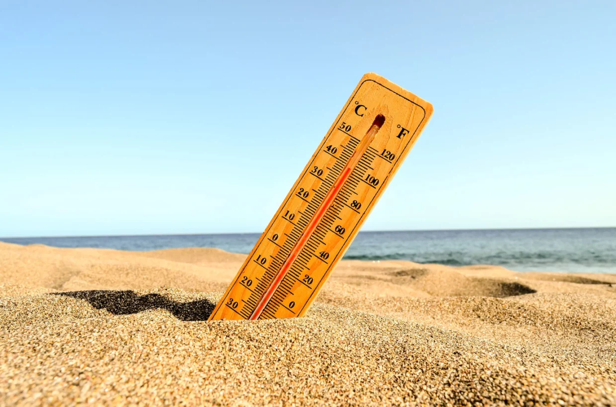 gros-plan-thermometre-dans-sable-plage_181624-12367